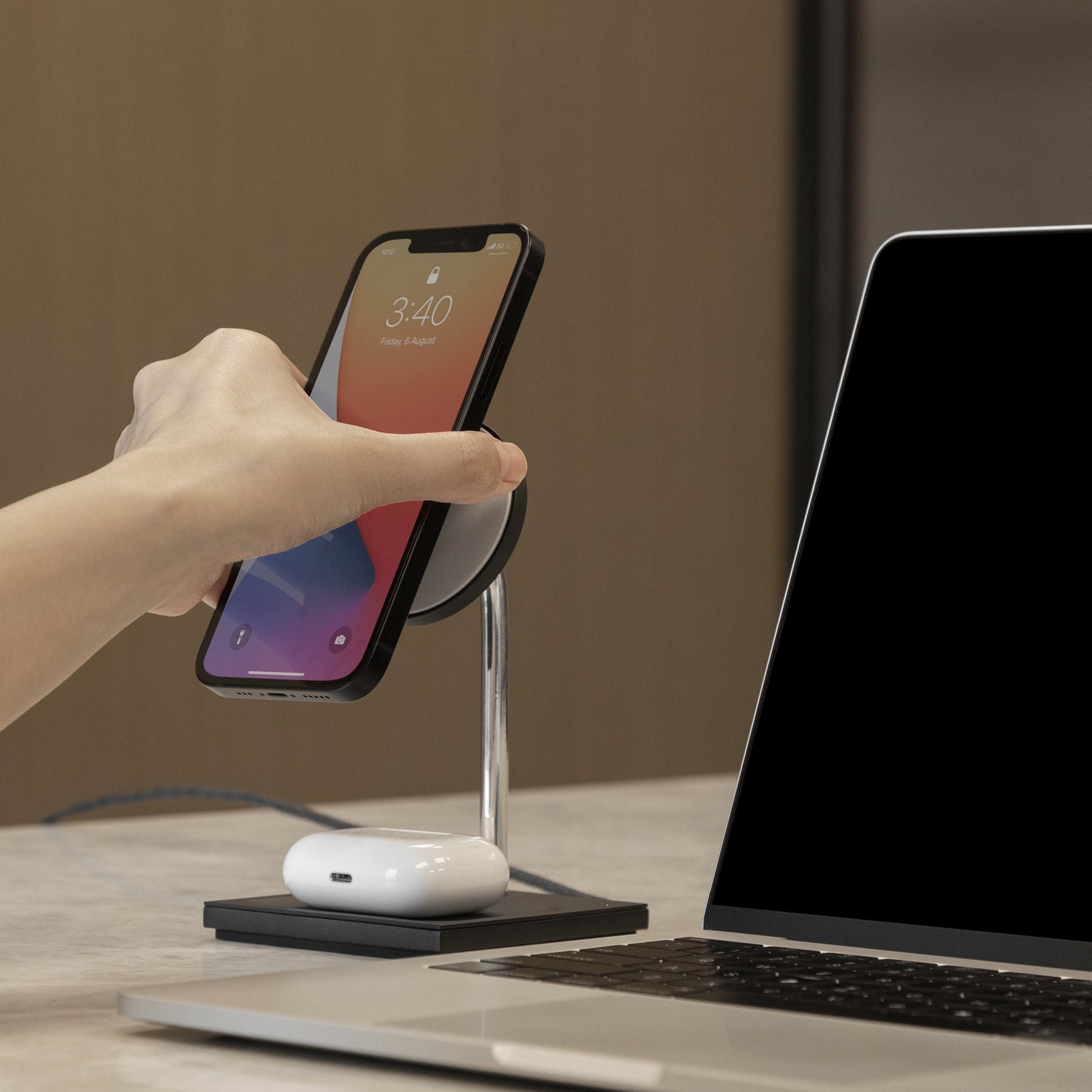 Ugreen 3-in-1 MagSafe stand charges your iPhone with a twist